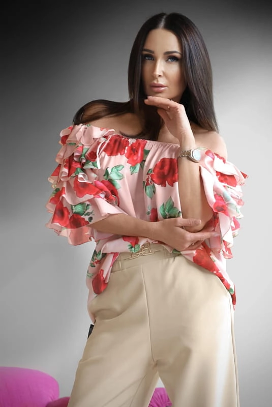 Bluzka hiszpanka w róże Minouu różowa w Selavifashion.pl
