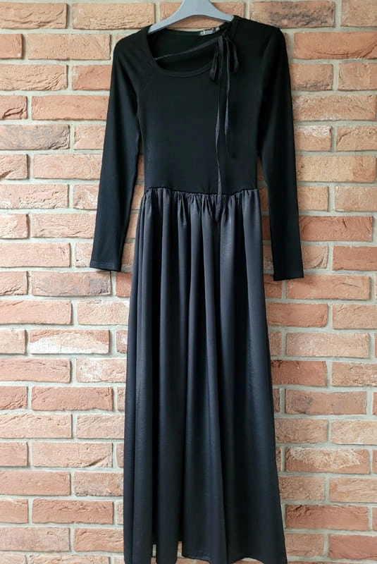 Sukienka ze wstążką Minouu czarna w Selavifashion.pl