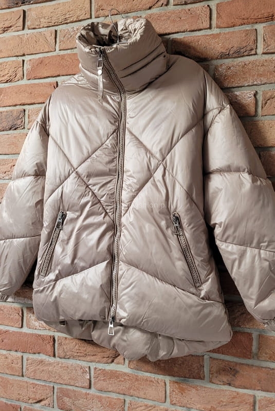 Pikowana kurtka ocieplana plecionka tył Minouu beżowy w Selavifashion.pl