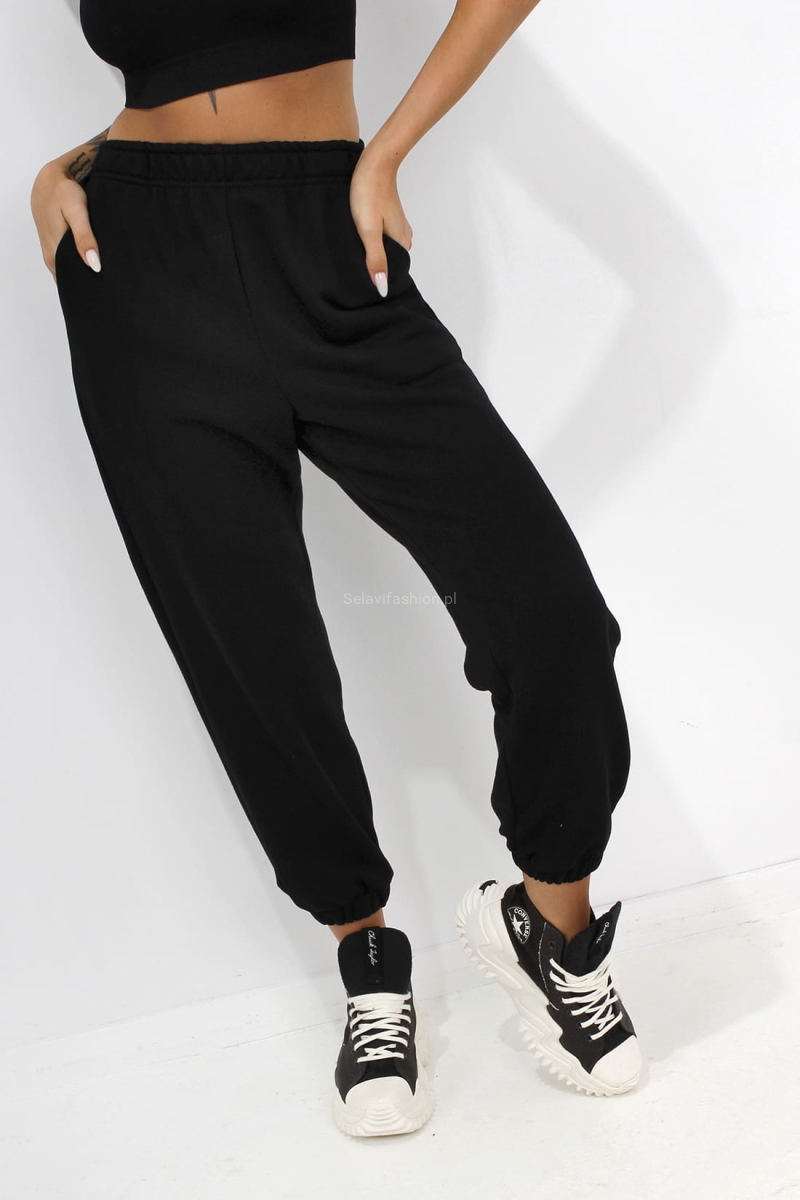 Spodnie dresowe Nellia Miss City Official czarne w Selavifashion.pl