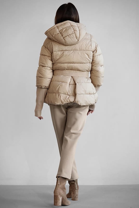 Kurtka ocieplana z kapturem Bianca Minouu beżowa w Selavifashion.pl