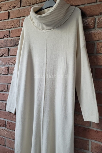 Długa dzianinowa sukienka z szalowym golfem Minouu ecru w Selavifashion.pl