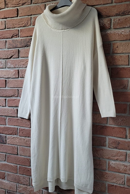 Długa dzianinowa sukienka z szalowym golfem Minouu ecru w Selavifashion.pl