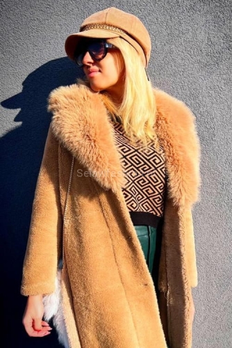 Dwustronny płaszcz futerko Caroline wiązany z paskiem camel w Selavifashion.pl