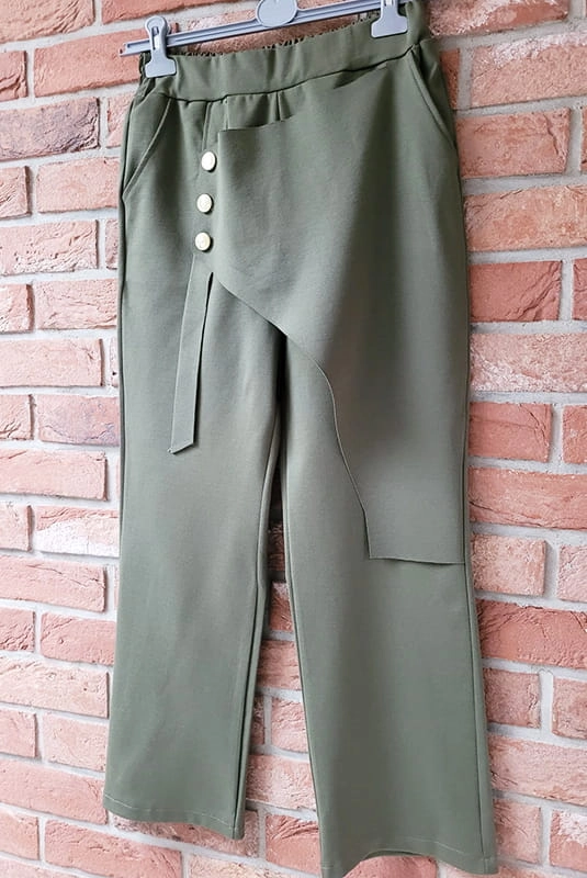 Spodnie z ozdobą i guzikami Minouu zielony w Selavifashion.pl