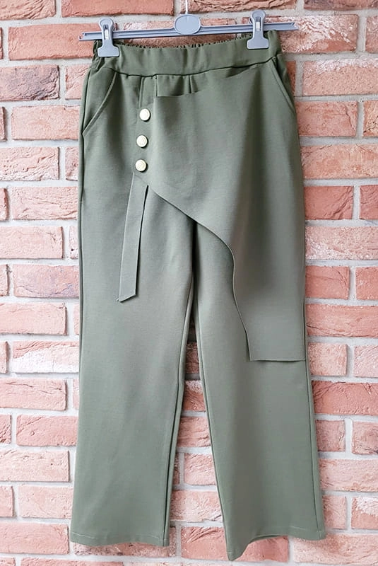Spodnie z ozdobą i guzikami Minouu zielony w Selavifashion.pl