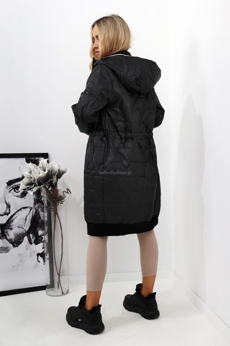 Kurtka LaDonna z kapturem i ściągaczem na dole czarna w Selavifashion.pl