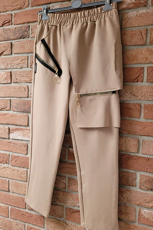 Spodnie z ozdobnymi suwakami Minouu beżowe w Selavifashion.pl