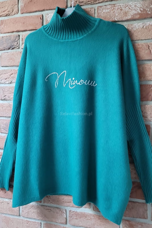 Oversizowy półgolf sweter z firmowym napisem Minouu turkusowy w Selavifashion.pl