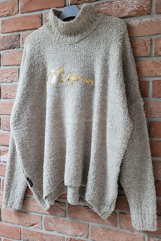 Luźny golf Boucle z firmowym napisem Minouu beżowy w Selavifashion.pl