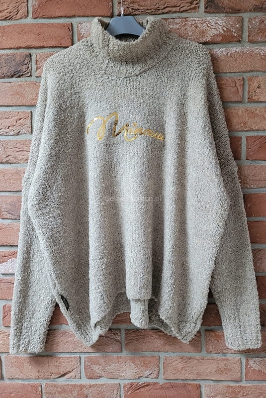 Luźny golf Boucle z firmowym napisem Minouu beżowy w Selavifashion.pl