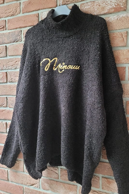 Luźny golf Boucle z firmowym napisem Minouu brązowy