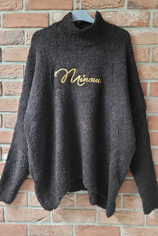 Luźny golf Boucle z firmowym napisem Minouu brązowy w Selavifashion.pl