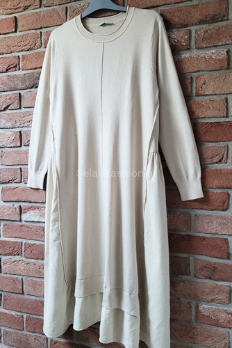 Oversizowa dzianinowa sukienka z łączonych materiałów Minouu kremowa w Selavifashion.pl