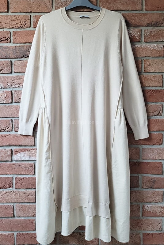 Oversizowa dzianinowa sukienka z łączonych materiałów Minouu kremowa w Selavifashion.pl