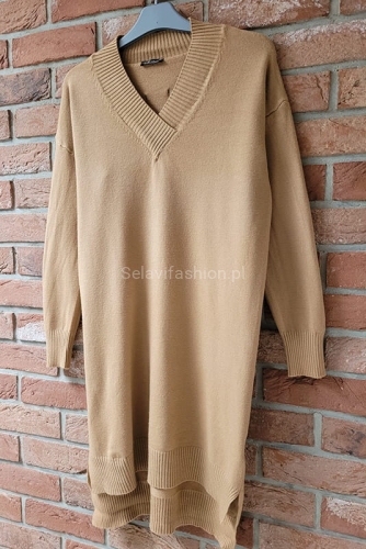 Dzianinowa sukienka z dekoltem w serek Minouu beżowa w Selavifashion.pl