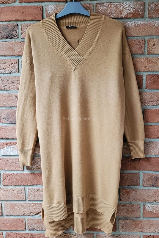 Dzianinowa sukienka z dekoltem w serek Minouu beżowa w Selavifashion.pl