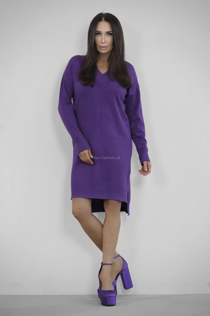 Dzianinowa sukienka z dekoltem w serek Minouu fioletowa w Selavifashion.pl