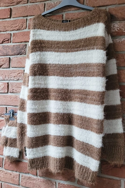 Komplet sweter moherowy i rękawiczki Minouu w beżowe pasy w Selavifashion.pl