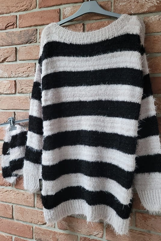 Komplet sweter moherowy i rękawiczki Minouu w czarne pasy w Selavifashion.pl
