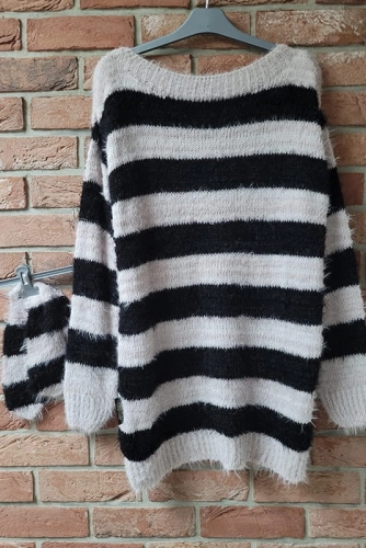 Komplet sweter moherowy i rękawiczki Minouu w czarne pasy w Selavifashion.pl
