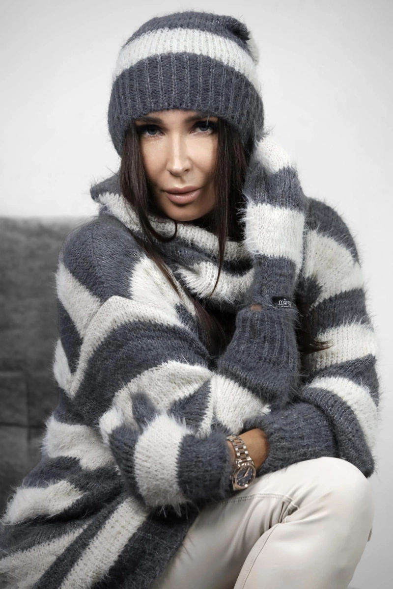 Komplet sweter moherowy i rękawiczki Minouu w szare pasy w Selavifashion.pl