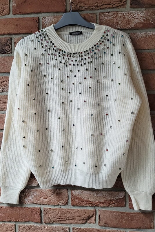 Sweter z kolorowymi kryształkami Minouu kremowy w Selavifashion.pl
