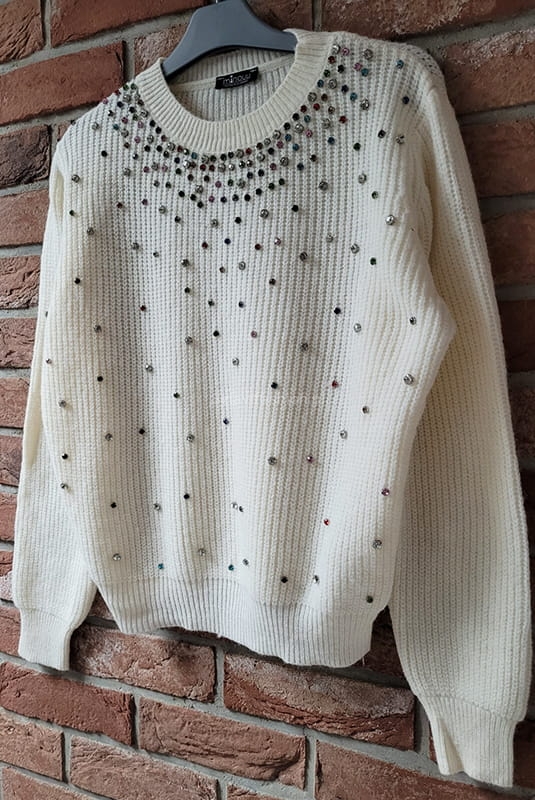 Sweter z kolorowymi kryształkami Minouu kremowy w Selavifashion.pl