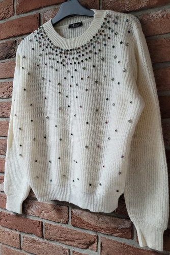 Sweter z kolorowymi kryształkami Minouu kremowy w Selavifashion.pl