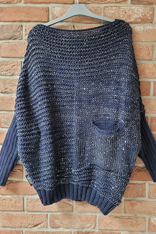 Sweter z cekinami Azzurra & Sequin Minouu granatowy w Selavifashion.pl