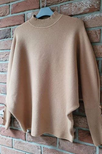 Sweter z guzikami na rękawach Minouu miodowy w Selavifashion.pl