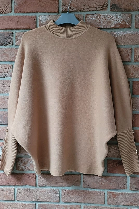 Sweter z guzikami na rękawach Minouu miodowy w Selavifashion.pl
