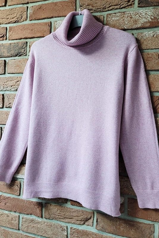 Sweter golf ze srebrzystą nitką Minouu liliowy w Selavifashion.pl