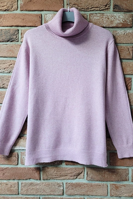 Sweter golf ze srebrzystą nitką Minouu liliowy w Selavifashion.pl
