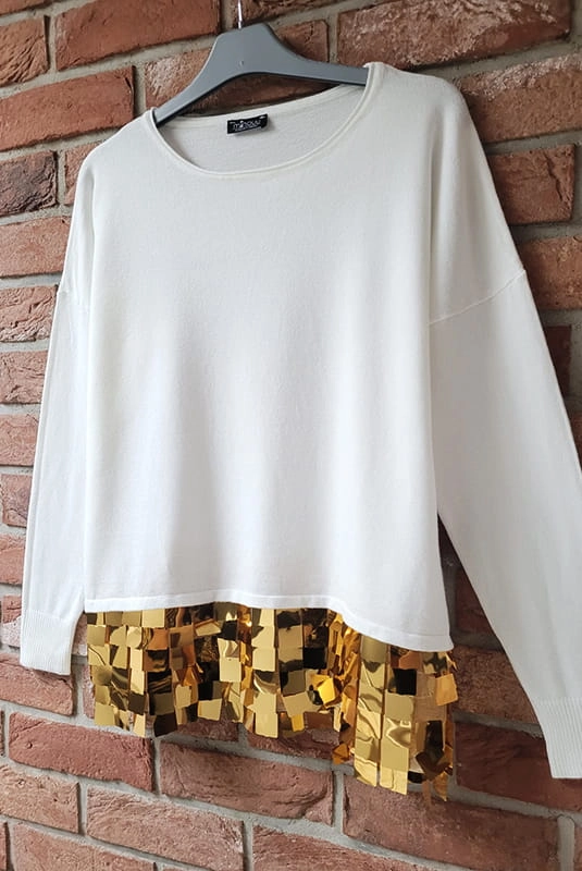 Sweter z ozdobnym błyszczącym dołem 3D Minouu ecru w Selavifashion.pl