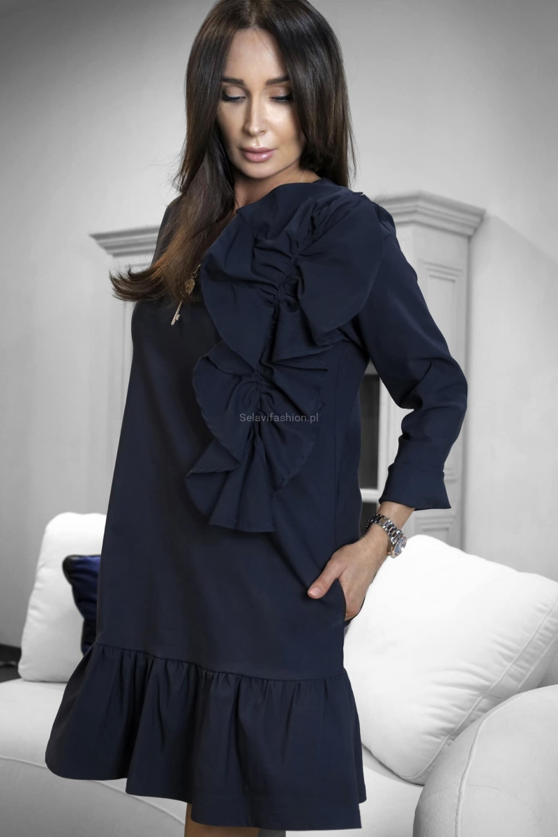 Klasyczna sukienka z ozdobną falbaną Minouu granatowa w Selavifashion.pl