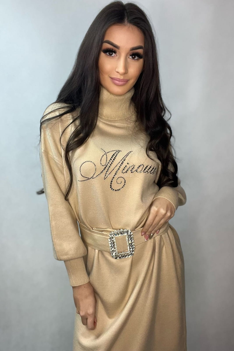 Dzianinowa sukienka z golfem i kryształową klamrą Minouu beżowa w Selavifashion.pl