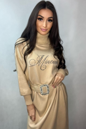 Dzianinowa sukienka z golfem i kryształową klamrą Minouu beżowa w Selavifashion.pl