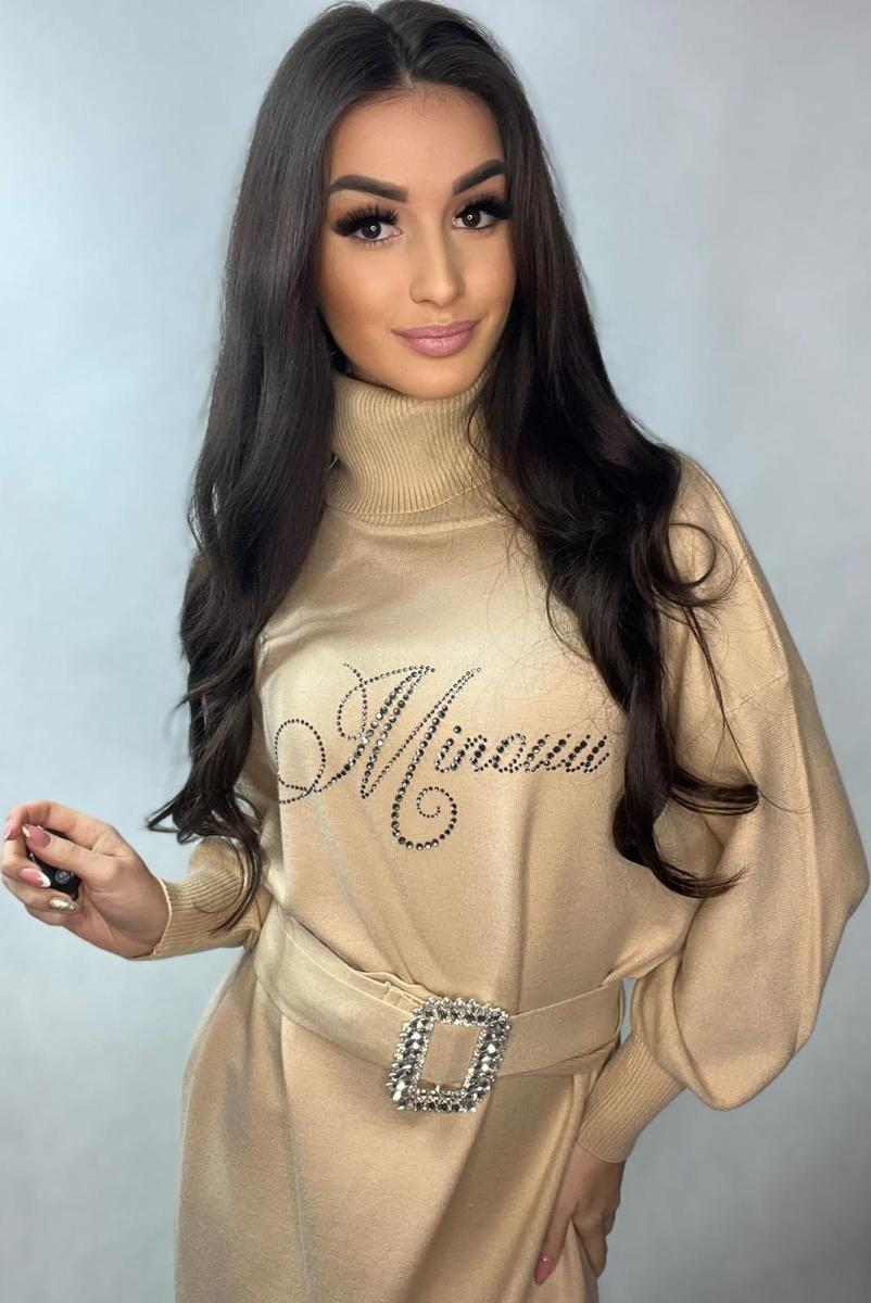 Dzianinowa sukienka z golfem i kryształową klamrą Minouu beżowa w Selavifashion.pl