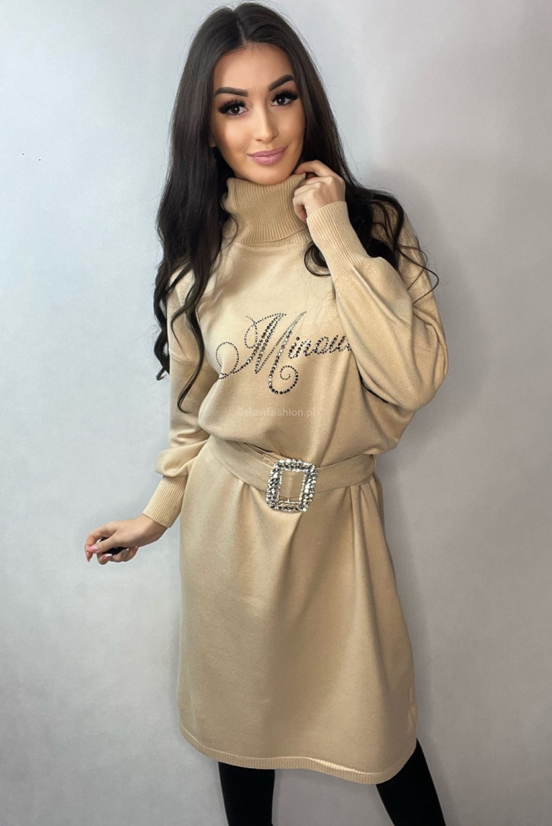 Dzianinowa sukienka z golfem i kryształową klamrą Minouu beżowa w Selavifashion.pl
