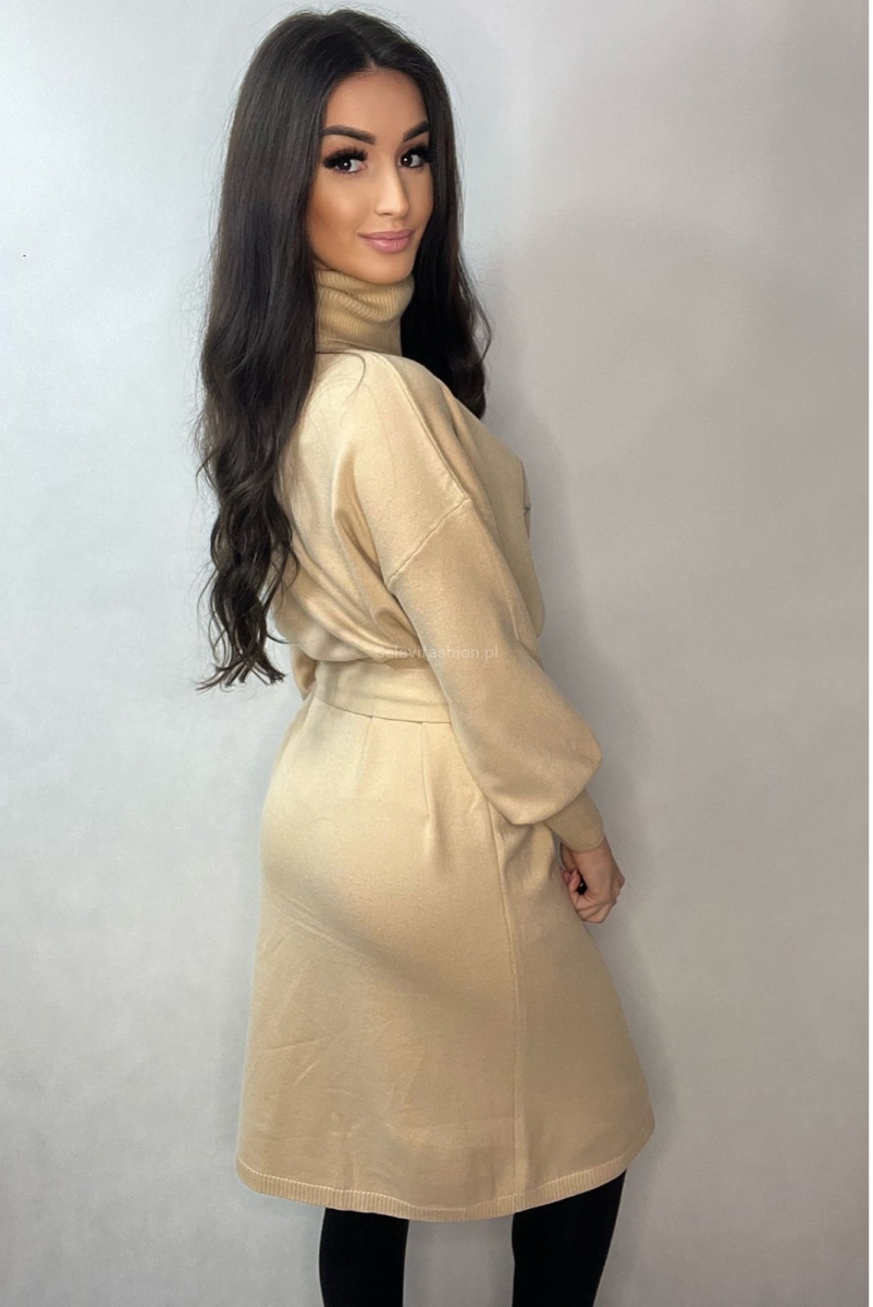 Dzianinowa sukienka z golfem i kryształową klamrą Minouu beżowa w Selavifashion.pl