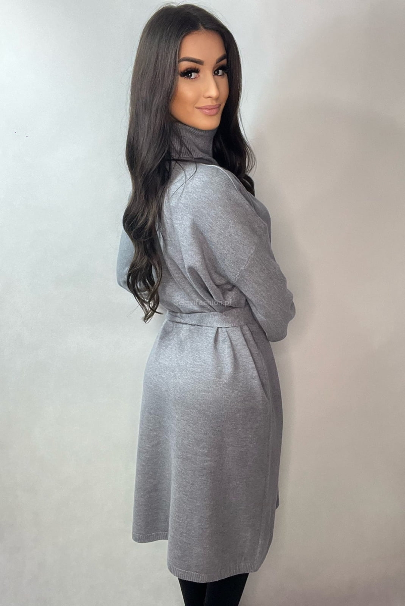 Dzianinowa sukienka z golfem i kryształową klamrą Minouu szara w Selavifashion.pl