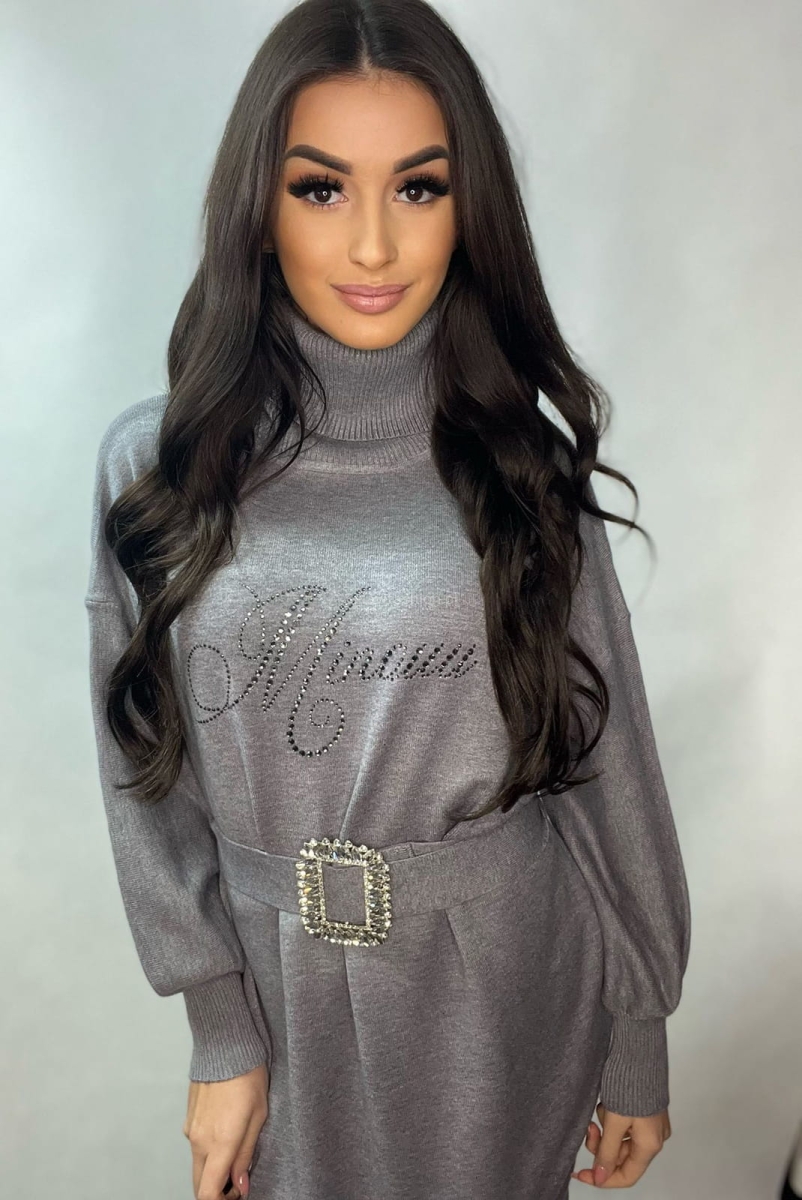 Dzianinowa sukienka z golfem i kryształową klamrą Minouu szara w Selavifashion.pl