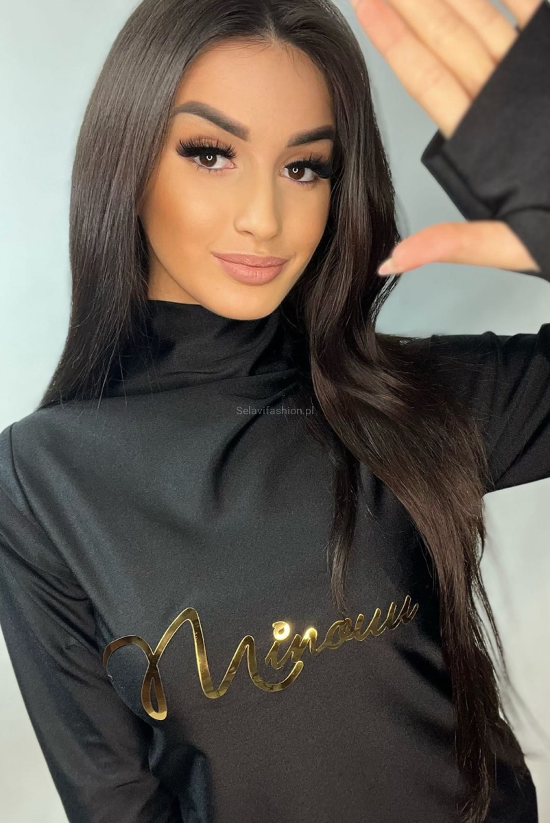 Golf bluzka Elastan z firmowym napisem Minouu czarny w Selavifashion.pl