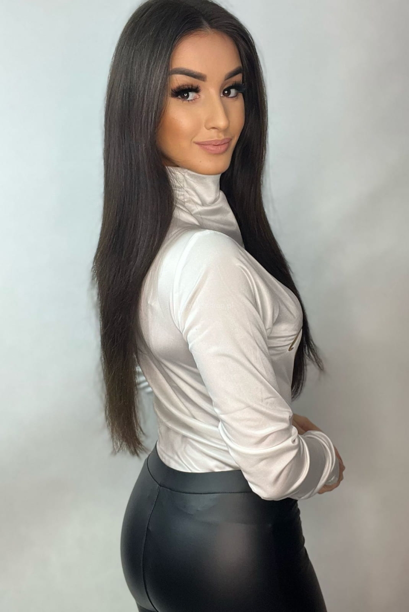 Golf bluzka Elastan z firmowym napisem Minouu ecru w Selavifashion.pl