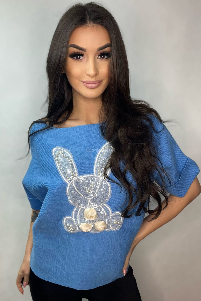 Sweter z krótkim rękawem Królik z różami Minouu niebieski w Selavifashion.pl