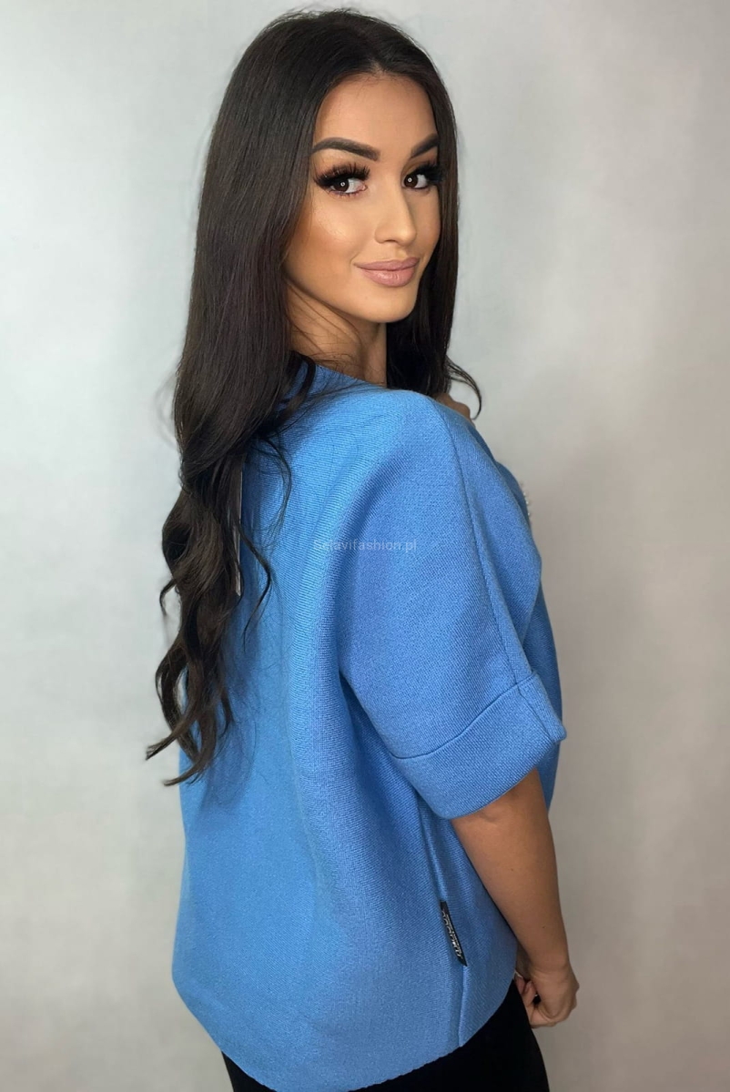 Sweter z krótkim rękawem Królik z różami Minouu niebieski w Selavifashion.pl