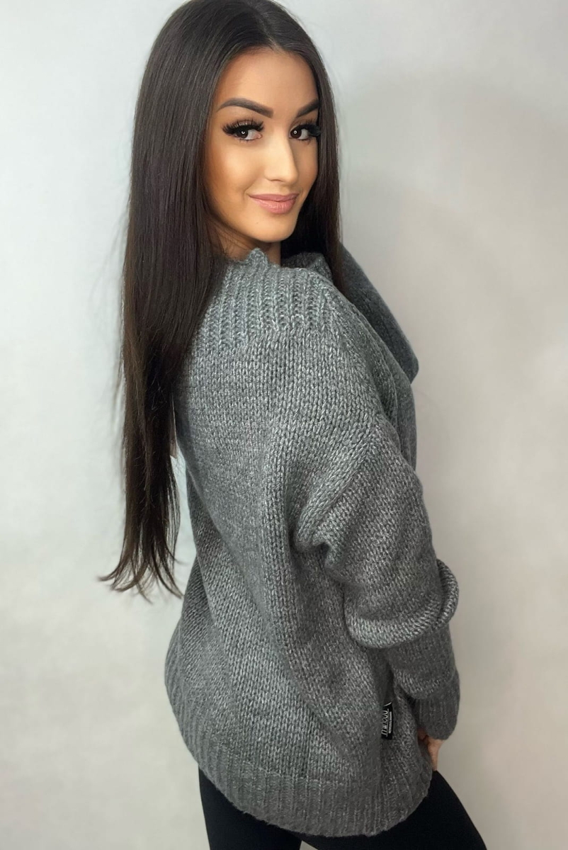 Sweter z ozdobnymi kamieniami Minouu szary w Selavifashion.pl