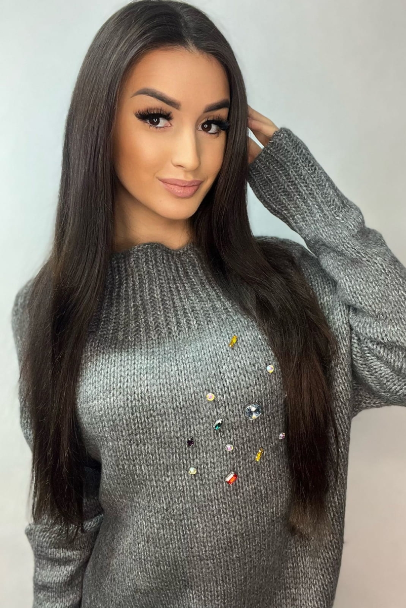 Sweter z ozdobnymi kamieniami Minouu szary w Selavifashion.pl