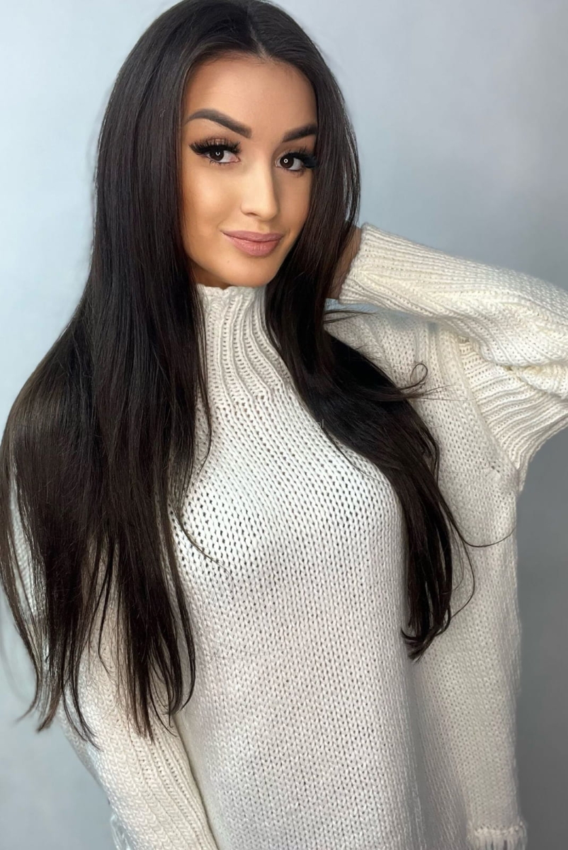 Asymetryczny sweter golf Iga z frędzlami Minouu ecru w Selavifashion.pl